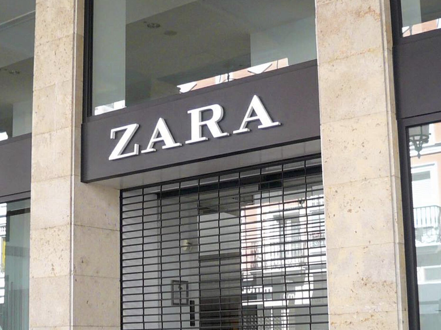 La dueña de Zara cierra tres históricas tiendas en plena capital en julio de 2025