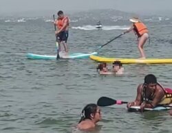 Graban a una pareja teniendo relaciones en plena playa masificada a plena luz del día