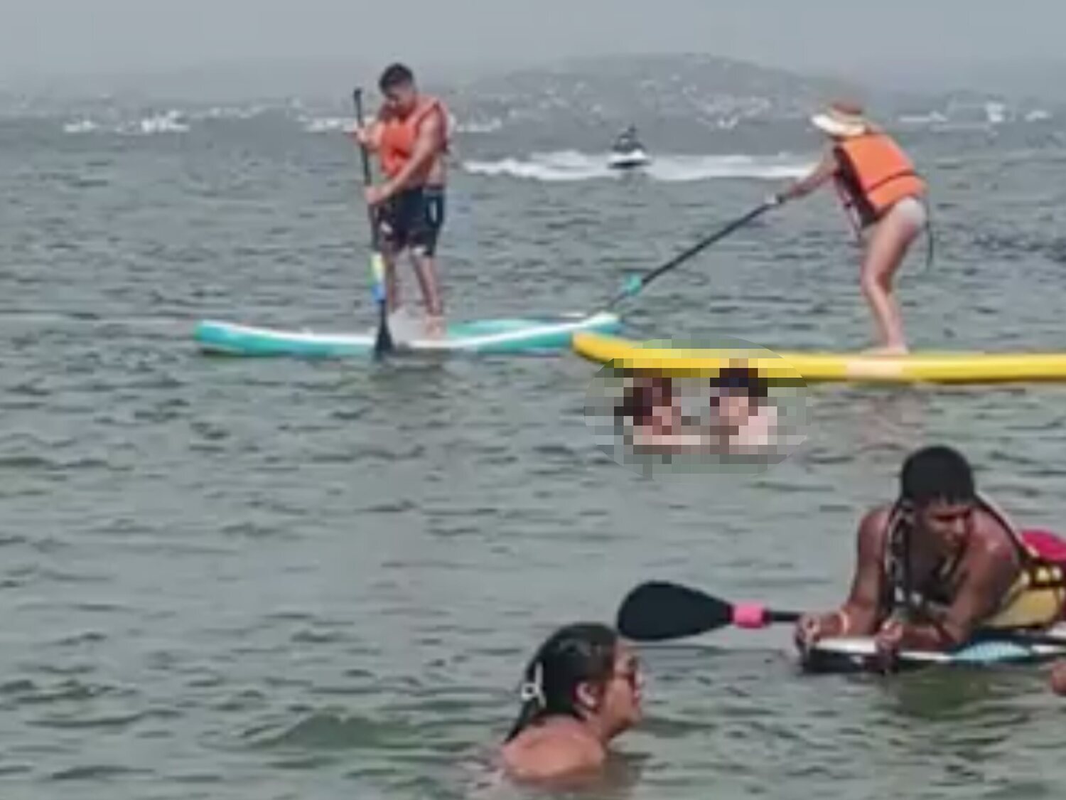 Graban a una pareja teniendo relaciones en plena playa masificada a plena luz del día