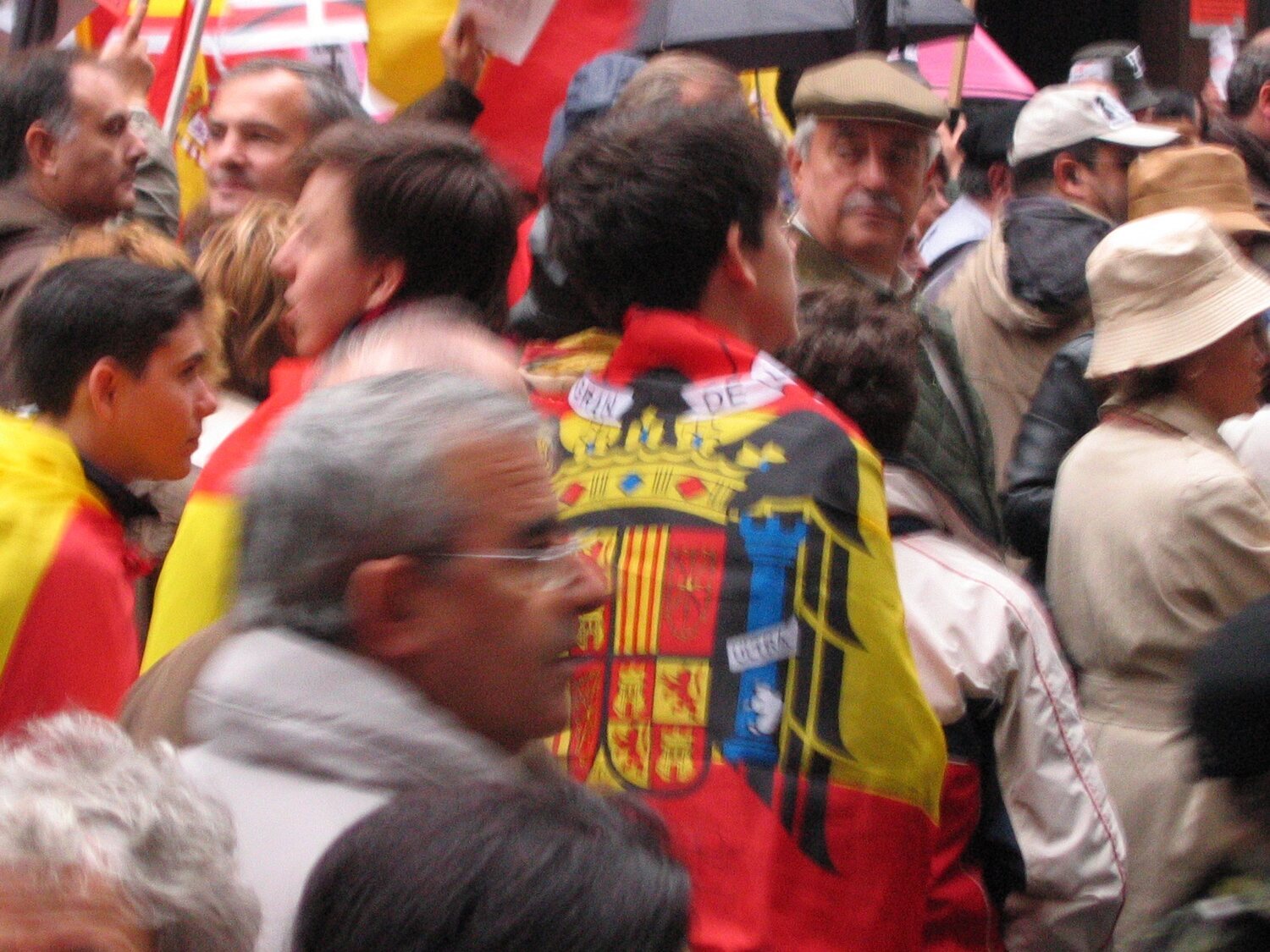 ¿Se puede ondear una bandera franquista en España? Esto es lo que dice la ley