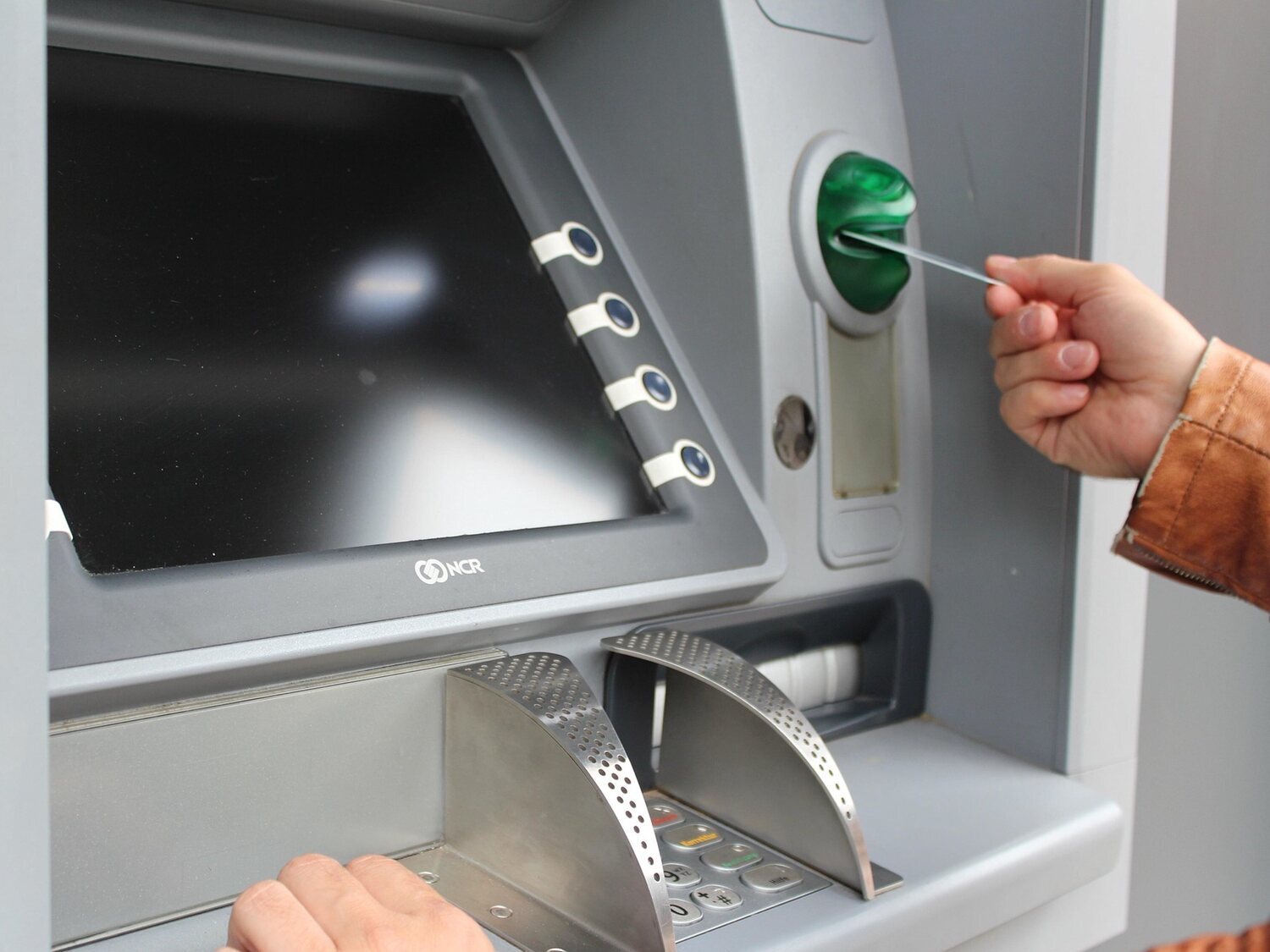 Adiós a los cajeros automáticos: el cambio que ordena Bruselas desde el 28 de junio