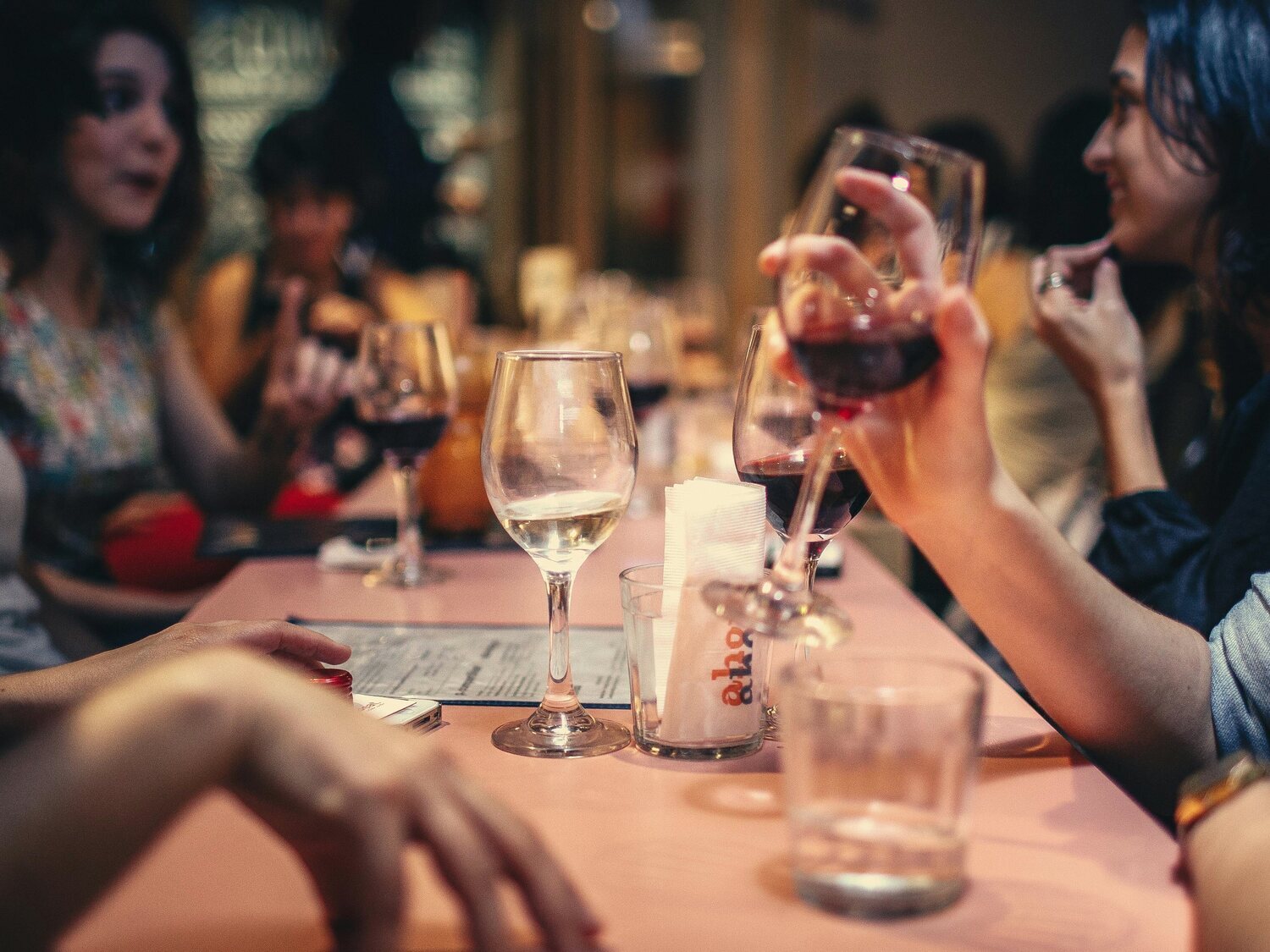 Ni bares ni cafeterías: la nueva prohibición de Bruselas a toda la hostelería en España