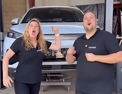 Unos mecánicos desmontan un coche eléctrico de la DANA de Valencia: hallazgo sorprendente