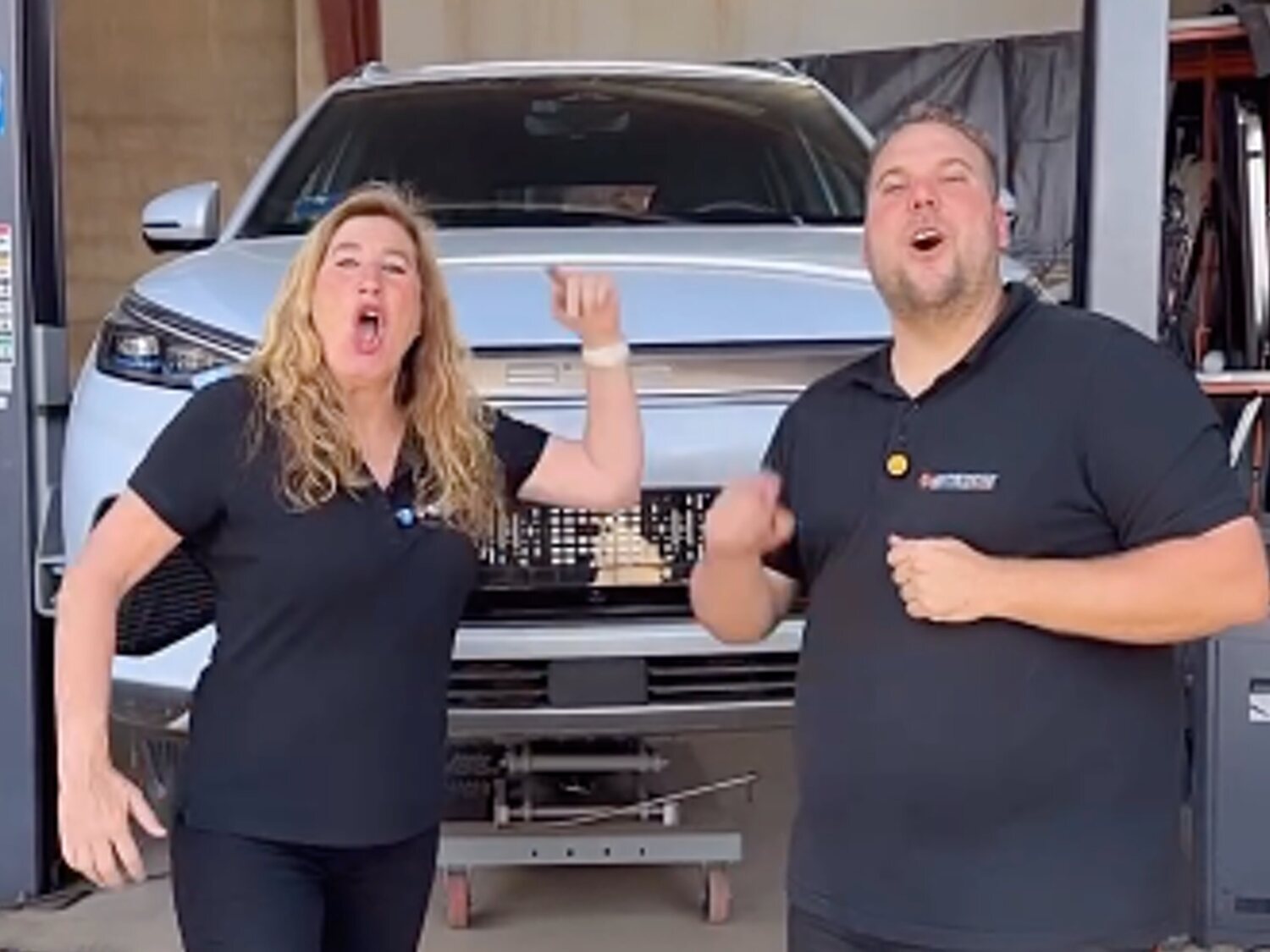 Unos mecánicos desmontan un coche eléctrico de la DANA de Valencia: hallazgo sorprendente