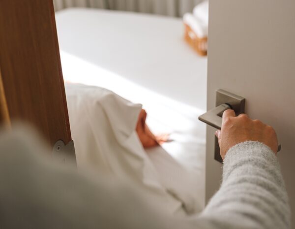 Así eres si duermes siempre con la puerta del dormitorio cerrada: esto dice la psicología