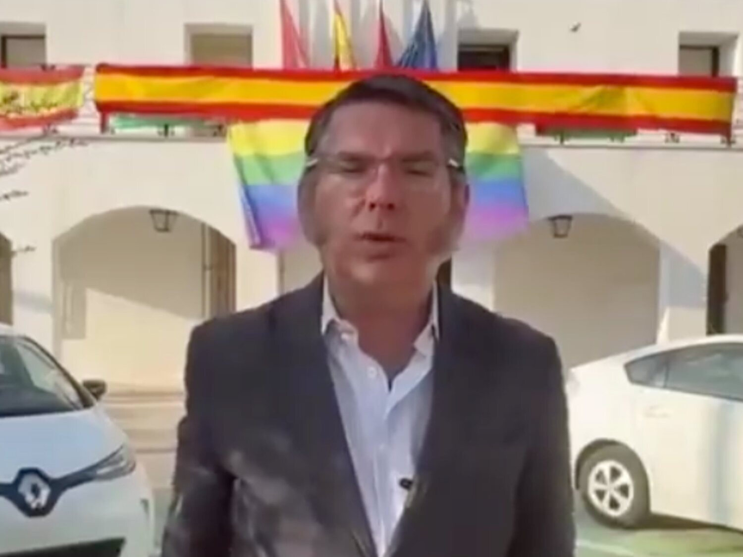 VOX intenta censurar la enseña LGTBIQ+ en Parla y se salta la ley de banderas