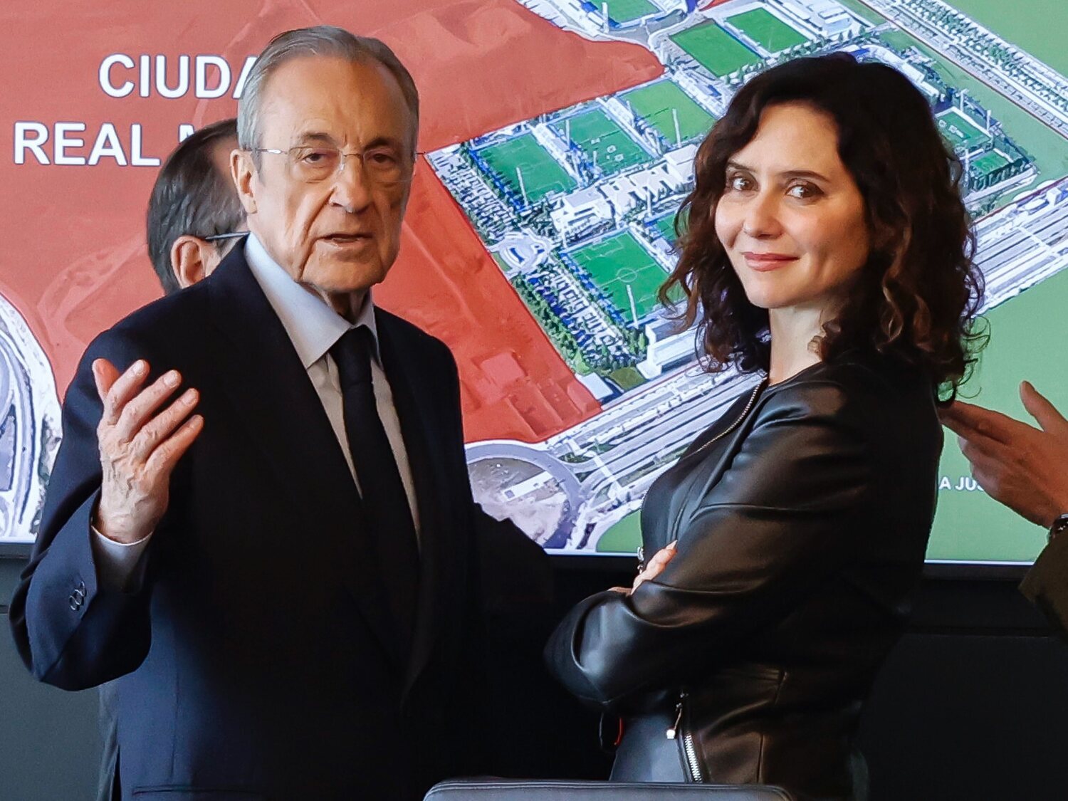 Ayuso relajará los umbrales de ruido y permitirá a Florentino conciertos en el Bernabéu
