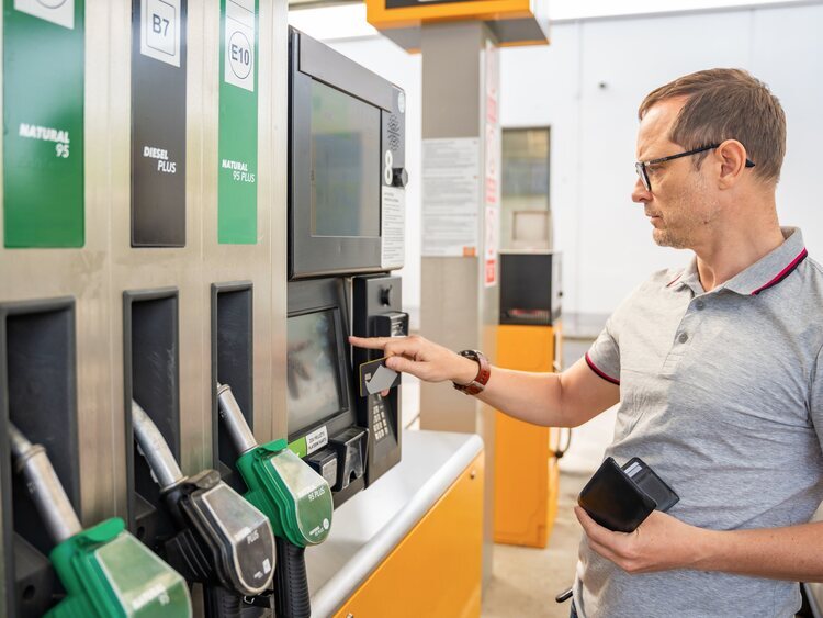 El Gobierno prohibirá la publicidad de gasolina siguiendo el modelo de la ley antitabaco