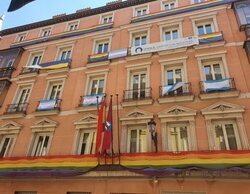 Anulada la sentencia que ordenó descolgar la bandera LGTBI a Más Madrid en el Ayuntamiento