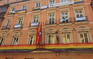 Anulada la sentencia que ordenó descolgar la bandera LGTBI a Más Madrid en el Ayuntamiento