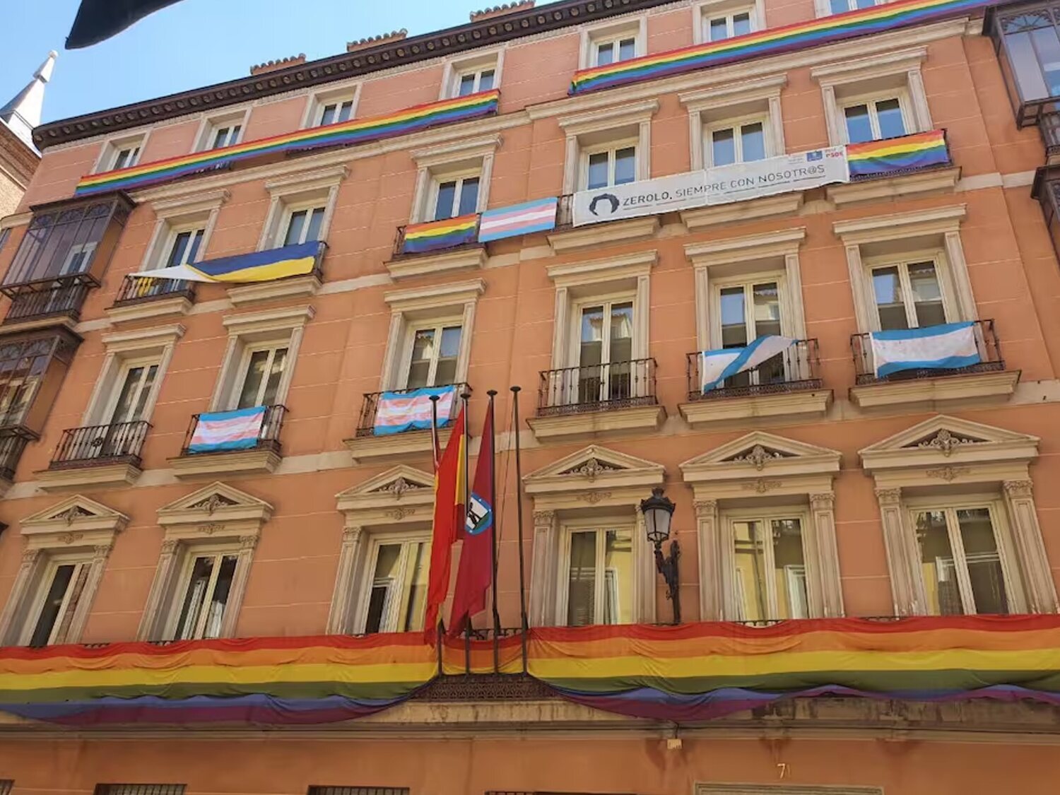 Anulada la sentencia que ordenó descolgar la bandera LGTBI a Más Madrid en el Ayuntamiento