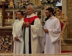 Un cura oficia una misa con la bandera de Palestina: "No podemos quedarnos en silencio"