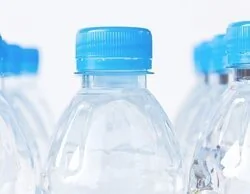 Confirmado por la OCU: estas son las peores botellas de agua mineral del supermercado