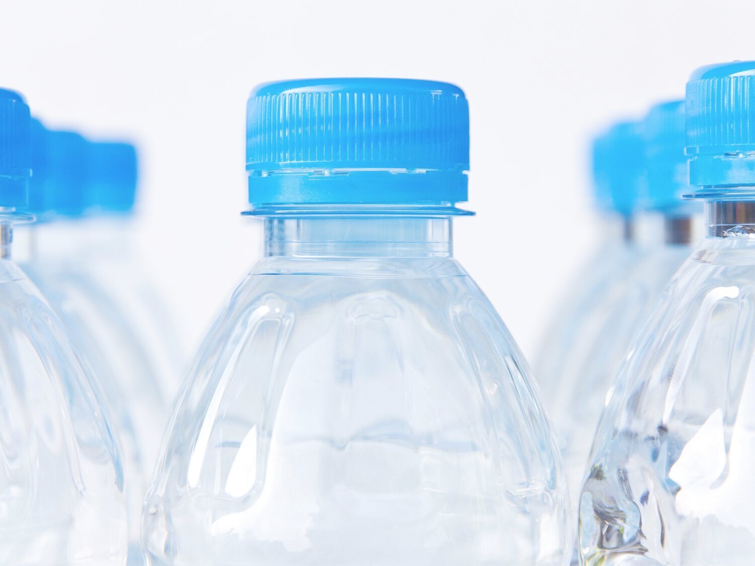Confirmado por la OCU: estas son las peores botellas de agua mineral del supermercado