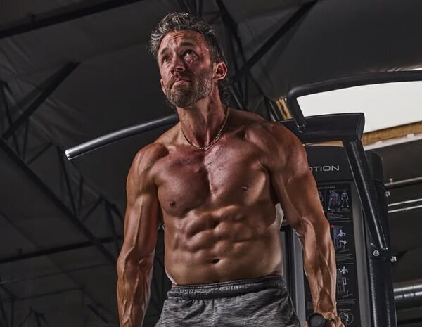 Muere el popular influencer y entrenador Tyler Wall a los 38 años