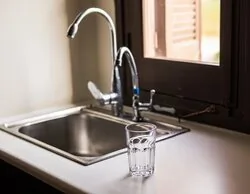 Por qué debes dejar un vaso de agua junto al fregadero si te vas de casa en verano