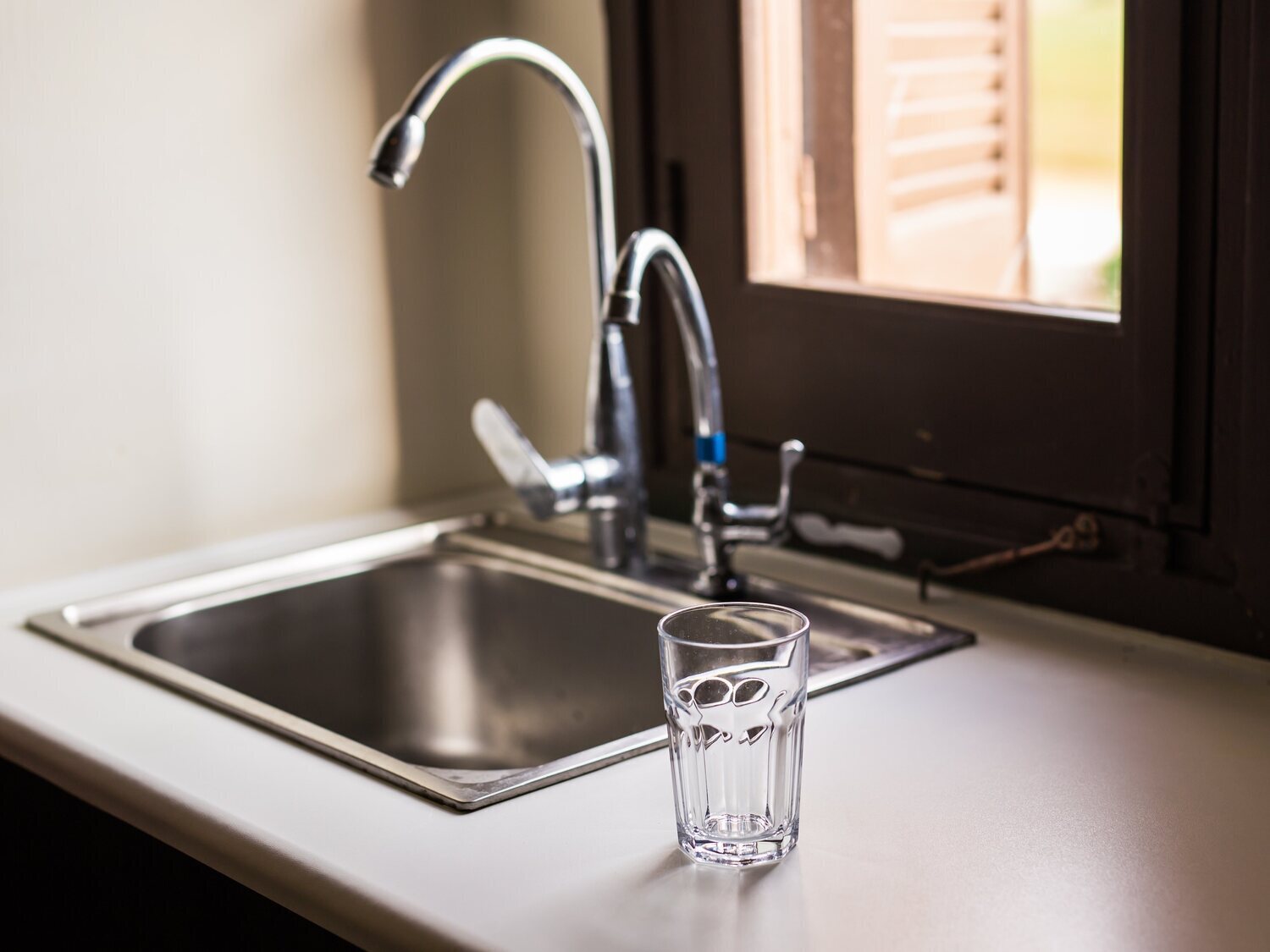 Por qué debes dejar un vaso de agua junto al fregadero si te vas de casa en verano