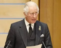 Por qué el rey Carlos de Inglaterra aparece con el ojo enrojecido en pleno acto con Macron