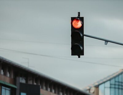¿Cómo ven los daltónicos un semáforo? Así los interpretan al conducir un vehículo