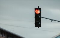 ¿Cómo ven los daltónicos un semáforo? Así los interpretan al conducir un vehículo