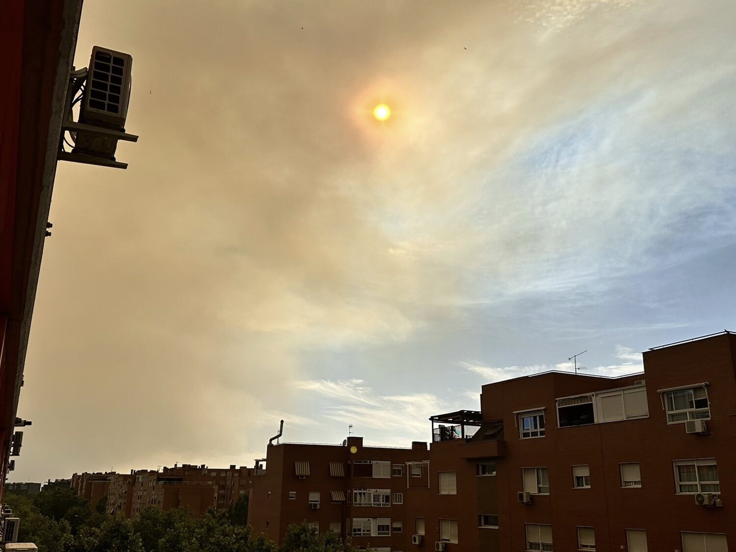 Por qué ha caído ceniza en Madrid: claves del incendio que ha teñido la capital