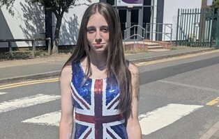 Expulsan a una niña de 12 años en Reino Unido por llevar un vestido con su bandera
