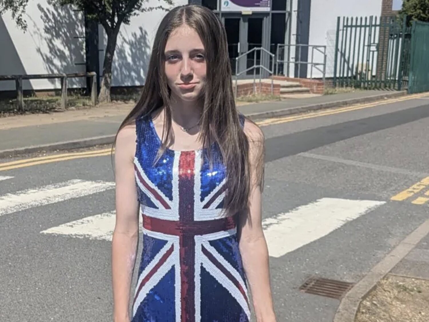 Expulsan a una niña de 12 años en Reino Unido por llevar un vestido con su bandera