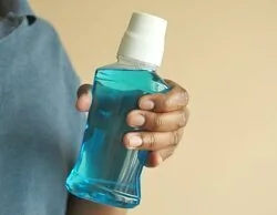 Alerta sanitaria: retiran este popular enjuague bucal por riesgo para el organismo