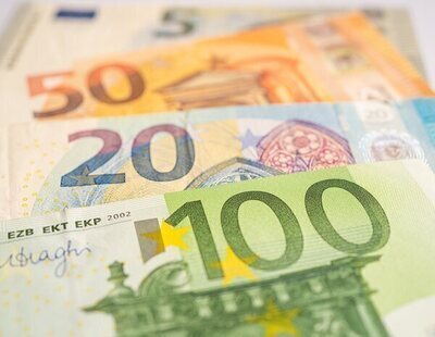 Qué significa la manía de ordenar billetes de mayor a menor: la explicación psicológica