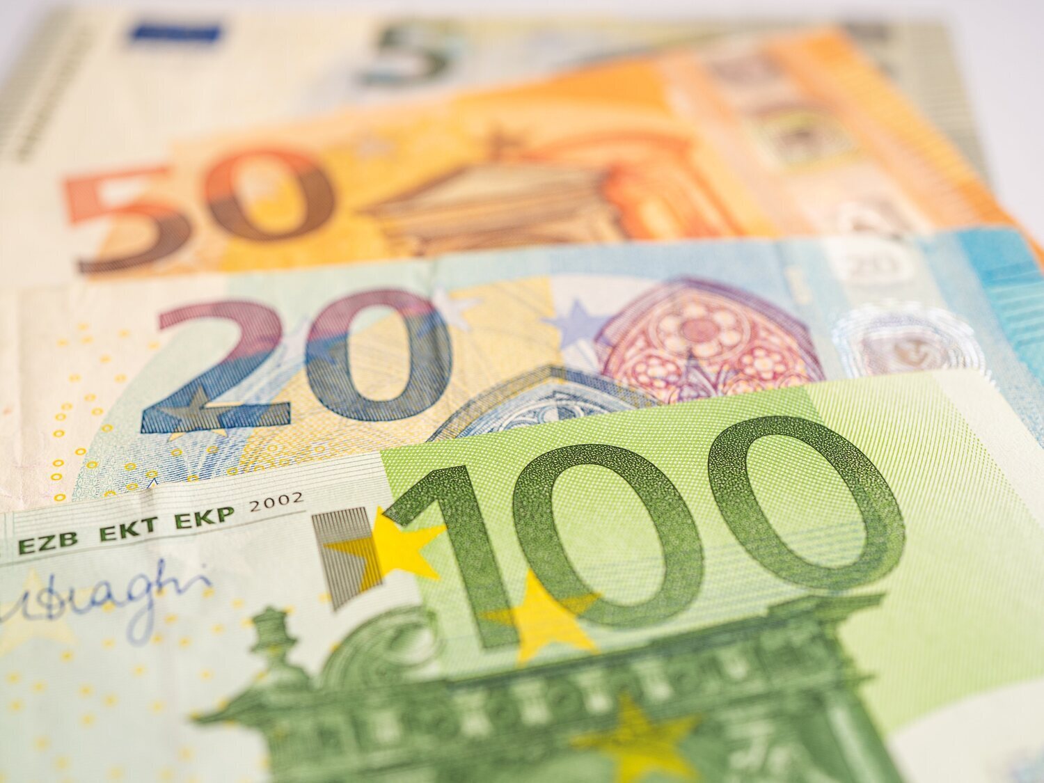 Qué significa la manía de ordenar billetes de mayor a menor: la explicación psicológica