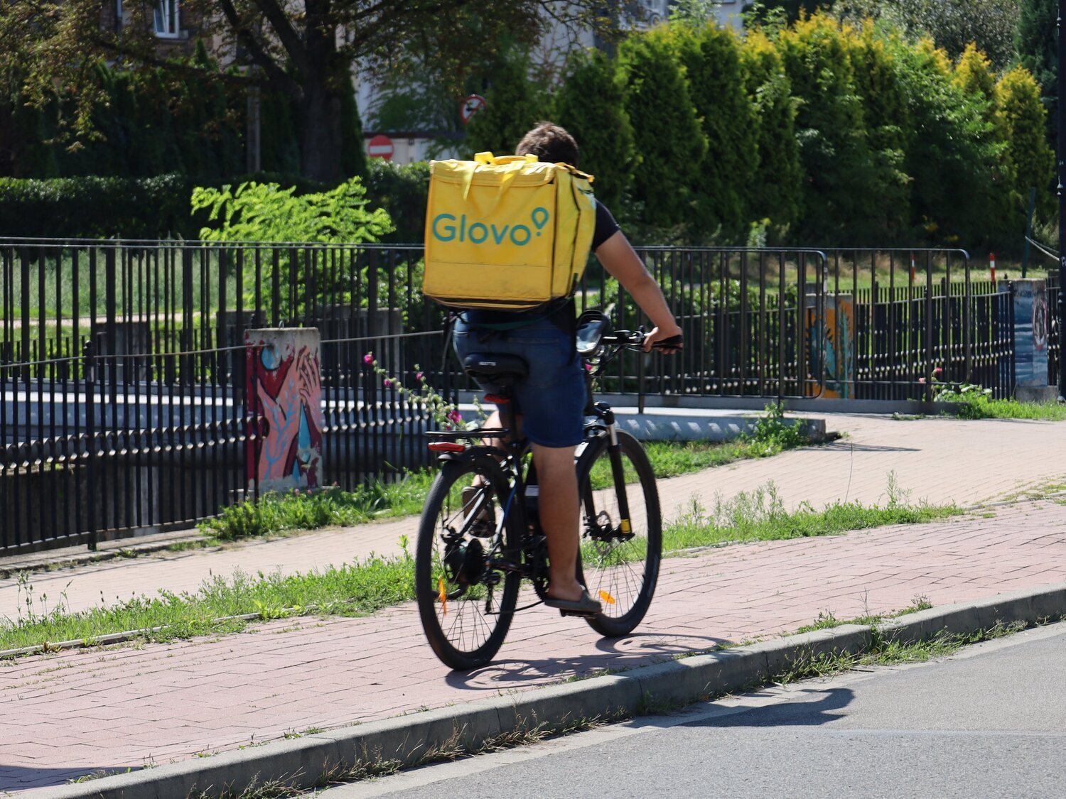Multan a Glovo a pagar 847.000 euros por emplear a extranjeros sin permiso de trabajo