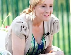 J. K. Rowling: pide boicotear un centro comercial tras un altercado con un empleado trans