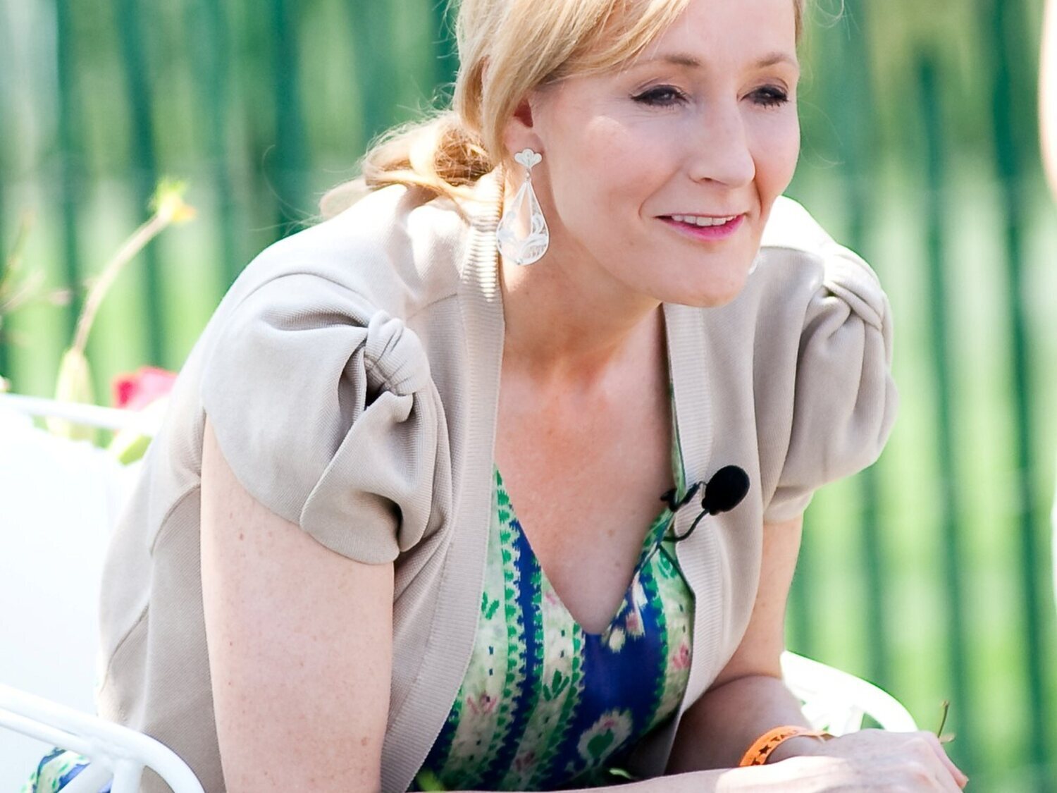 J. K. Rowling: pide boicotear un centro comercial tras un altercado con un empleado trans