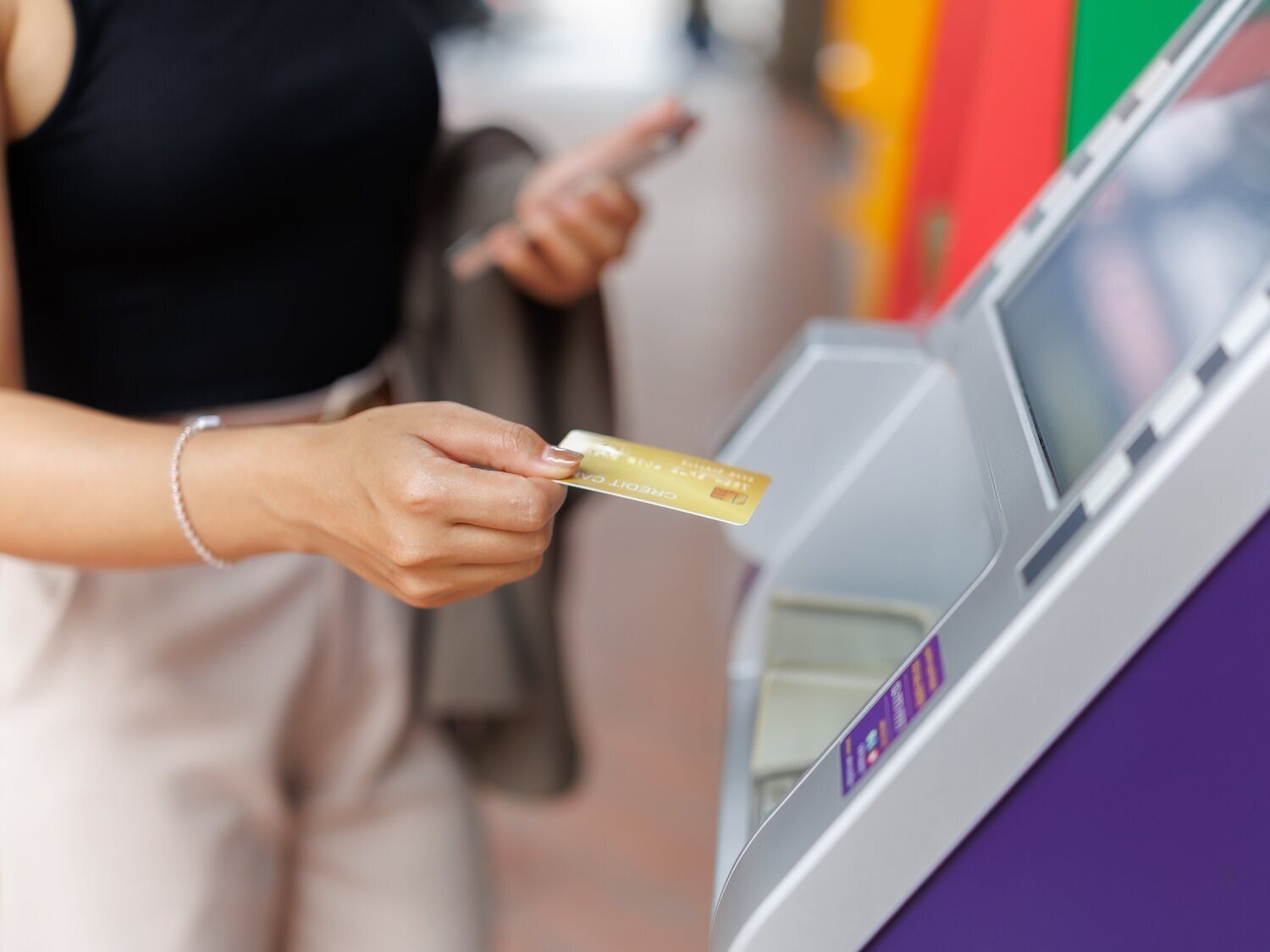 El dinero que debes guardar en tu cuenta para evitar que te roben, según la OCU