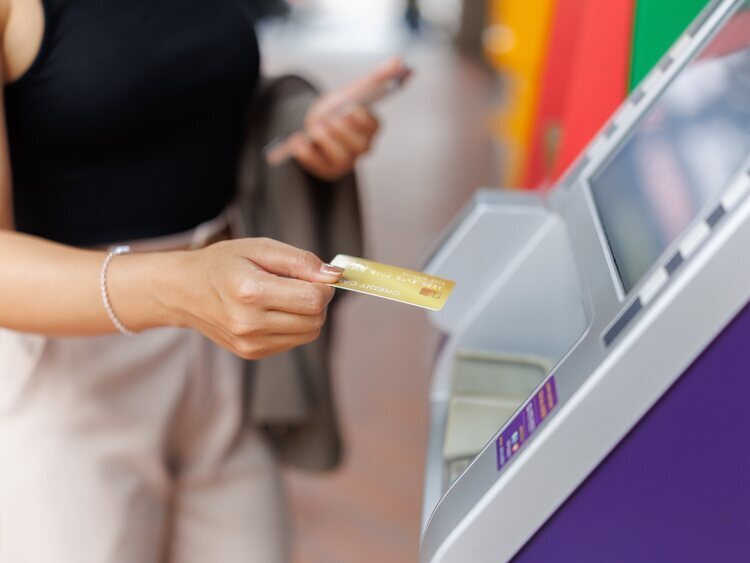 El dinero que debes guardar en tu cuenta para evitar que te roben, según la OCU