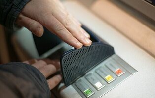 El botón a evitar en cajeros automáticos fuera de España: te puedes quedar sin dinero