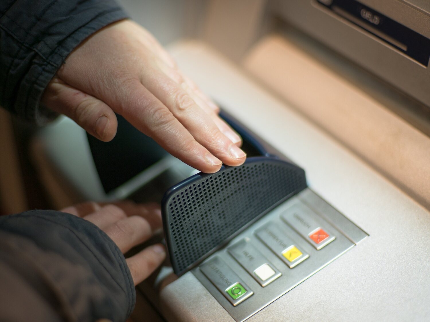 El botón a evitar en cajeros automáticos fuera de España: te puedes quedar sin dinero