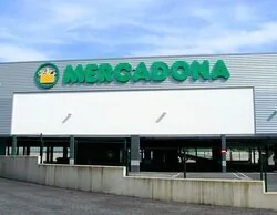 ¿Pueden los cajeros de Mercadona registrarte el bolso antes de entrar?