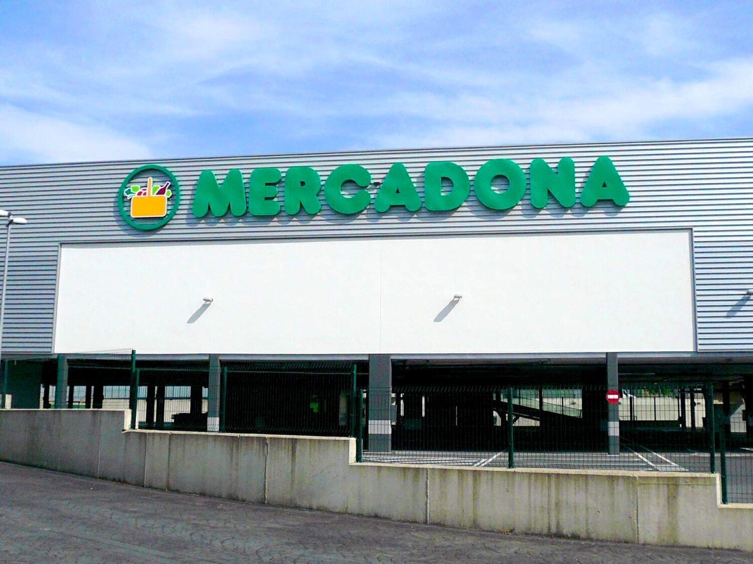 ¿Pueden los cajeros de Mercadona registrarte el bolso antes de entrar?