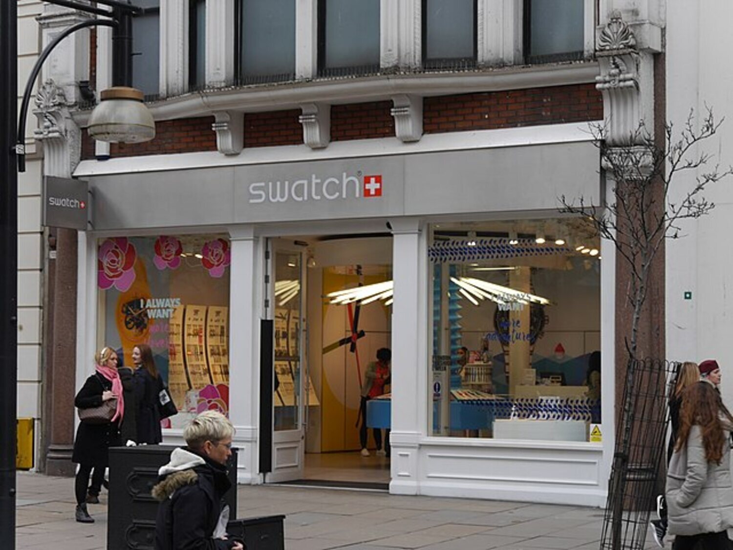 El gesto que indignó a China: Swatch pide perdón por un anuncio racista