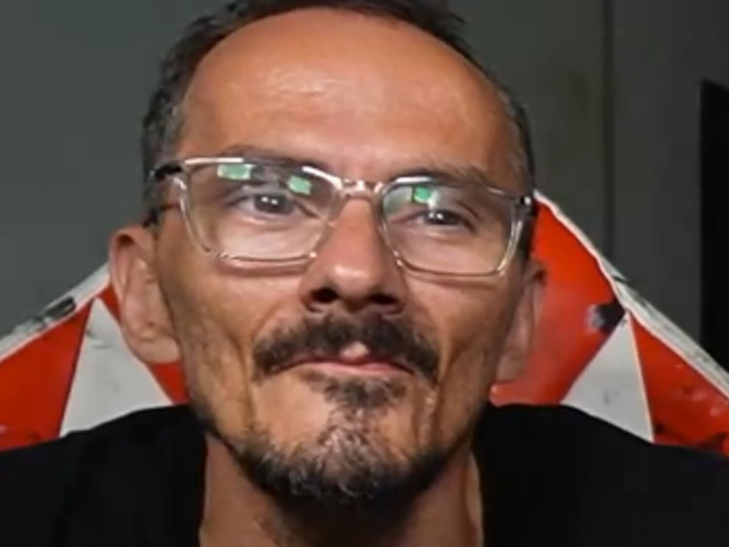 Muere un popular influencer en pleno directo: se grabó humillado y agredido durante meses