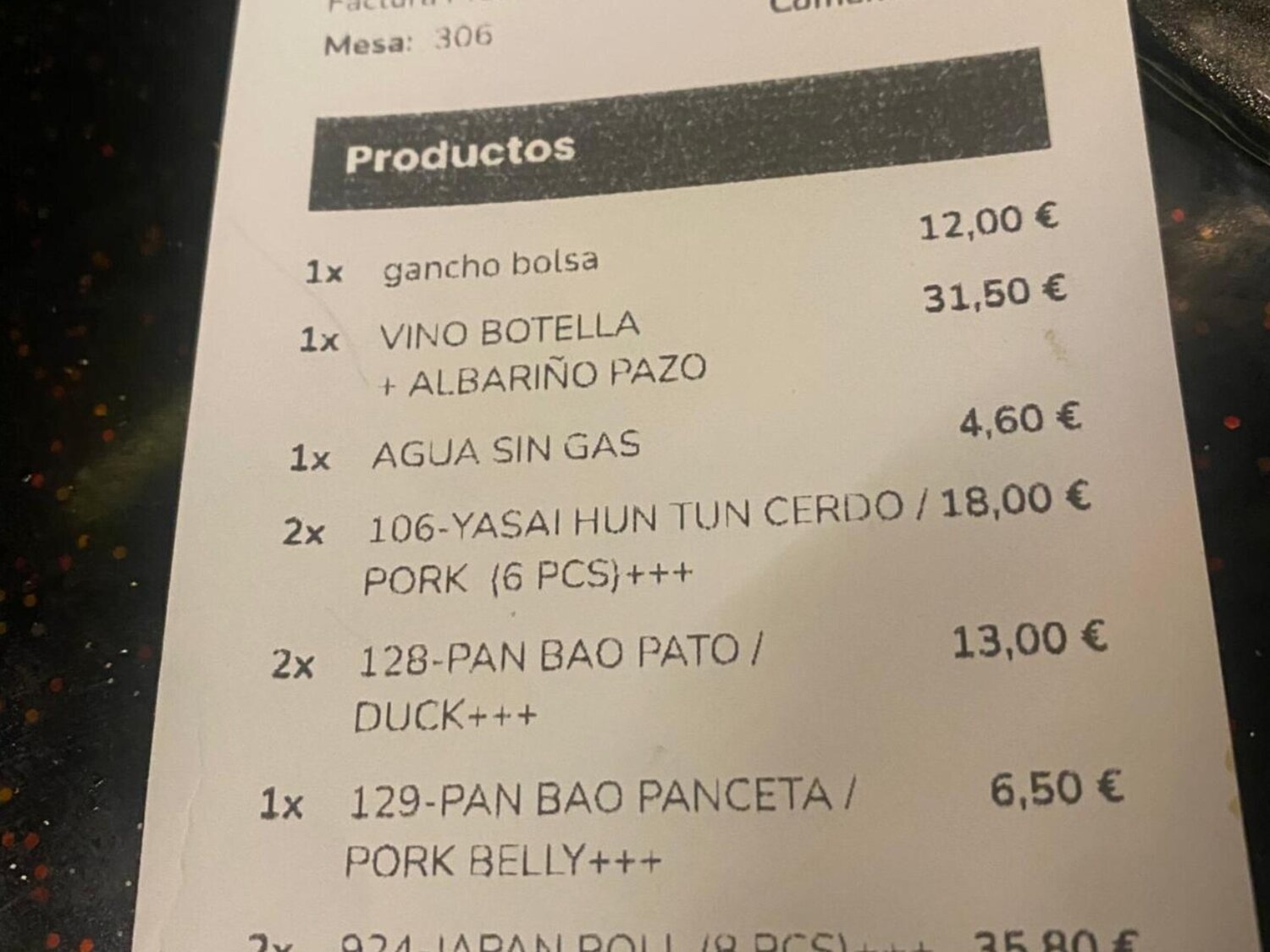 Un restaurante pide 36.000€ a una mujer por quejarse de que le cobrasen 12€ por colgar un bolso