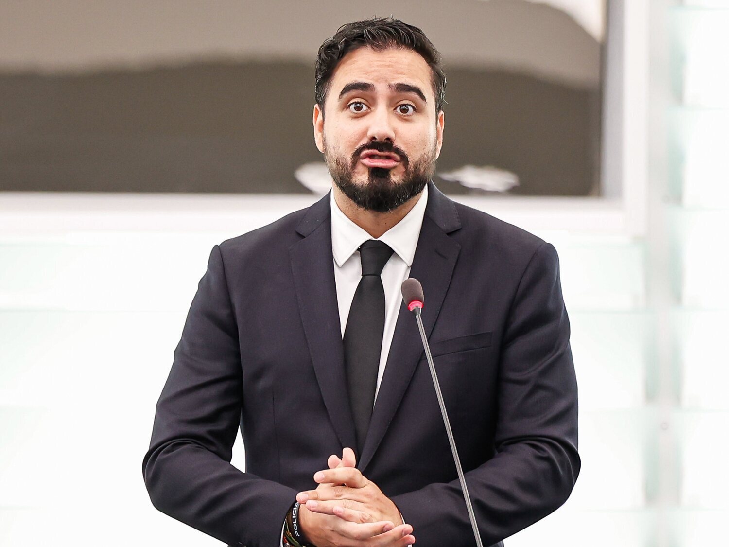 Alvise Pérez en sitios de lujo mientras critica la tostada de Montero de "15 euros"