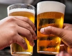 Estas son las propiedades de la espuma de cerveza: todos sus beneficios para la salud