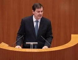 Bomberos forestales toman las puertas de las Cortes para la dimisión de Mañueco y Quiñones