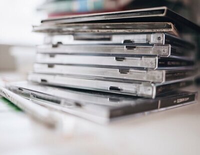 La desconcertante suma de dinero que recibió un cliente tras dejar unos 100 DVD