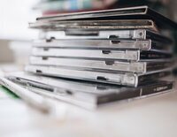 La desconcertante suma de dinero que recibió un cliente tras dejar unos 100 DVD