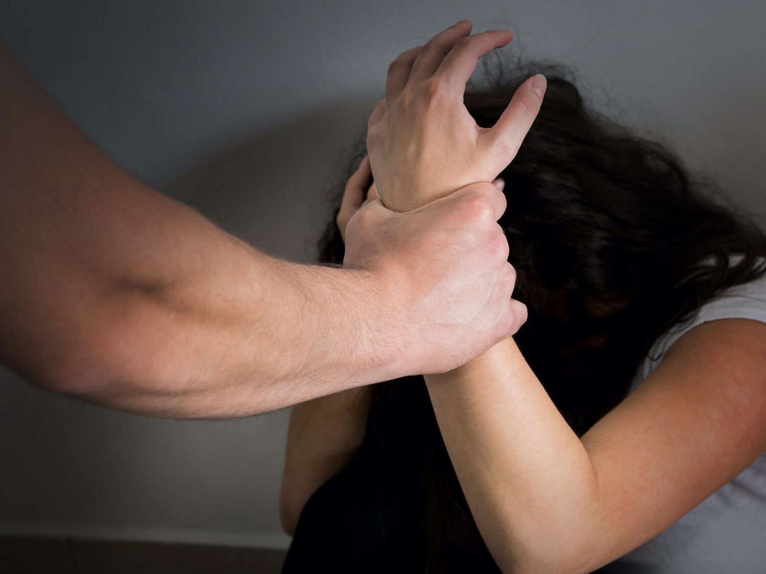 Un hombre quema a su ex pareja en un coche tras dejarla inconsciente en Segovia