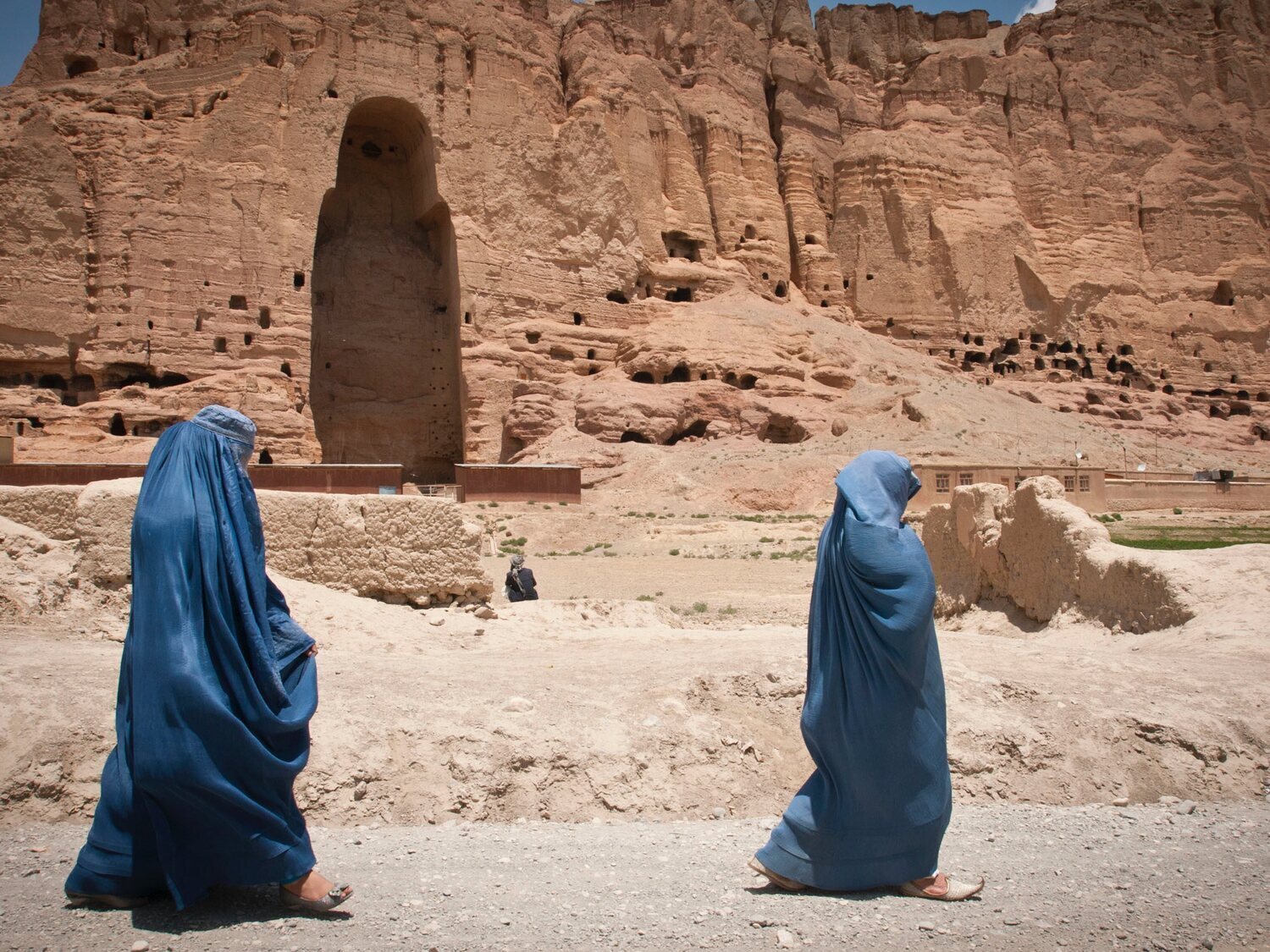 Los talibanes prohíben rescatar a las mujeres tras el brutal terremoto