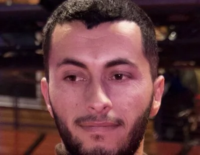 El ejército israelí asalta la casa del cineasta palestino Basel Adra, ganador de un Óscar